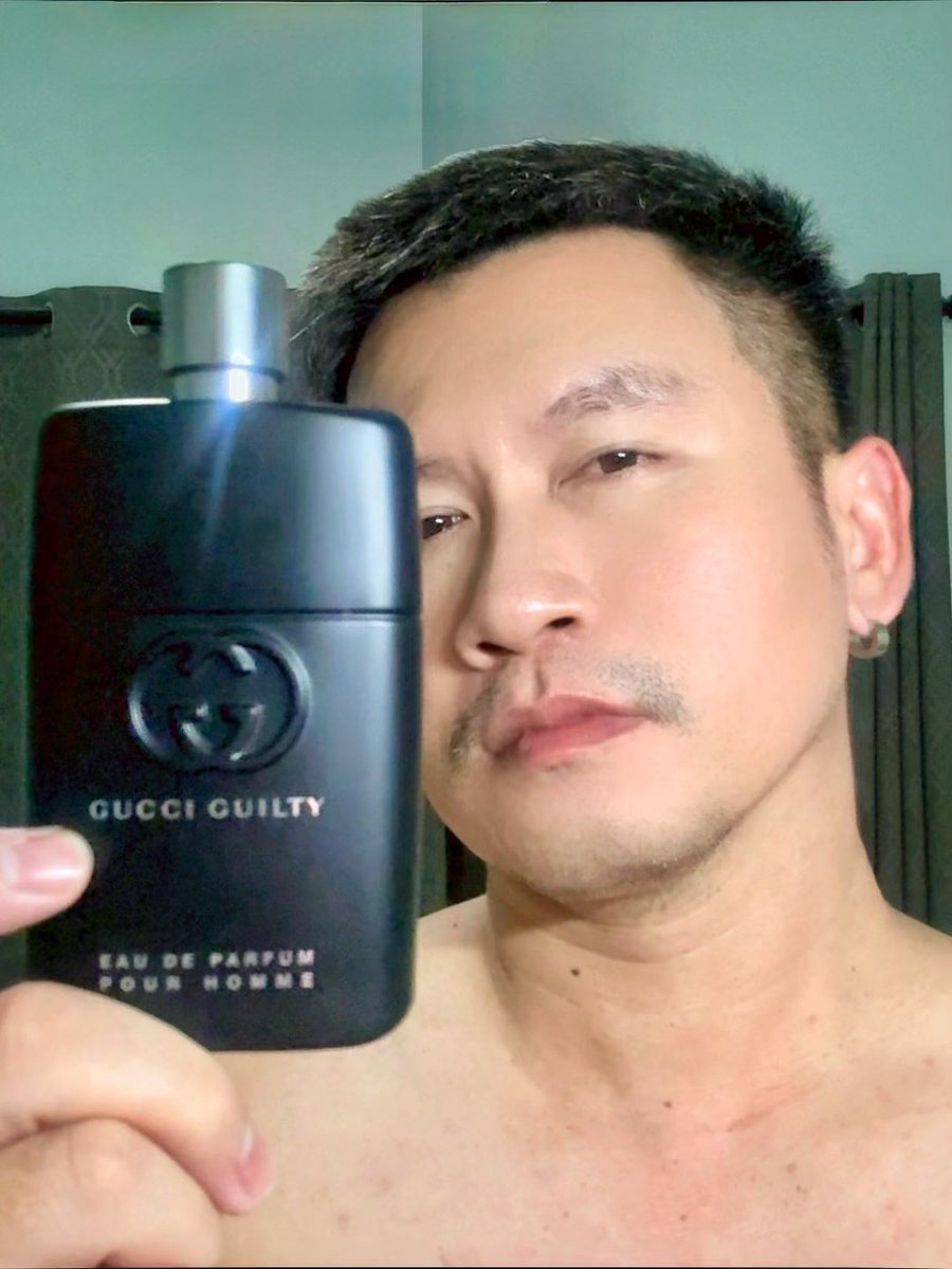 Gucci Guilty Pour Homme Intense
มีความเป็นกลิ่นแนว Fougere หอมแบบแมนๆเข้มๆ ผู้ชายคนไหนที่ไม่กล้าใช้น้ำหอมเพราะกลัวจะโป๊ะ…กลิ่นนี้เลยหอมแบบผู้ชายสุขุมๆ มีมาดหน่อย แอ๊กๆนิดๆไม่โป๊งชึ่ง!! มันได้เลย
