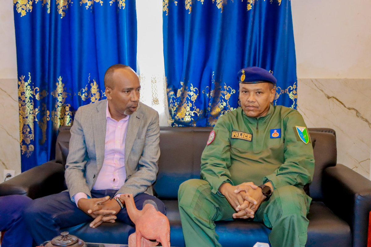 cndhdjibouti1's tweet photo. Dans le cadre du suivi des opérations de refoulement des migrants en situation irrégulière, une délégation importante de la Commission Nationale des Droits de l’Homme s’est rendue au centre de rétention administratif de Nagad le lundi 19 mai 2025. À cet occasion la délégation a été accueillie par le lieutenant-colonel Omar Youssouf Directeur de l’APIFA.  

Cette visite de supervision s’inscrit dans l’exercice du mandat de protection des droits humains de la Commission Nationale des Droits de l’Homme (CNDH). La délégation a pu s’enquérir de l’état des migrants et du respect des droits humains notamment de leur santé, de la qualité de la nourriture, de l’hygiène et de la proscription de toute forme de violence qu’elles soient physique ou verbale, mais aussi à l’information juridique, ainsi que la conformité des procédures de refoulement avec les normes nationales et internationales relatives aux droits humains.

La délégation de la CNDH a pu visiter les différentes installations du centre, s’entretenir avec les responsables administratifs et sécuritaires, ainsi qu’avec plusieurs personnes migrantes retenues.

La Commission note avec satisfaction l’engagement manifeste du Ministre de l’Intérieur et du Directeur Général de la Police Nationale, qui ont fait preuve de transparence, de disponibilité et d’une coopération constructive avec la CNDH dans le cadre de sa visite de contrôle. 

La CNDH salue les efforts consentis par les autorités compétentes pour améliorer les conditions de rétention et appelle à poursuivre les réformes nécessaires afin de garantir pleinement la dignité et les droits des personnes migrantes, en particulier les plus vulnérables.

La Commission Nationale des Droits de l’Homme réaffirme son engagement indéfectible à œuvrer pour la promotion d’un cadre de gestion des migrations respectueux des droits humains, conforme aux engagements internationaux souscrits par la République de Djibouti. En particulier le Pacte mondial pour des migrations sûres, ordonnées et régulières dont notre pays est adhérent.