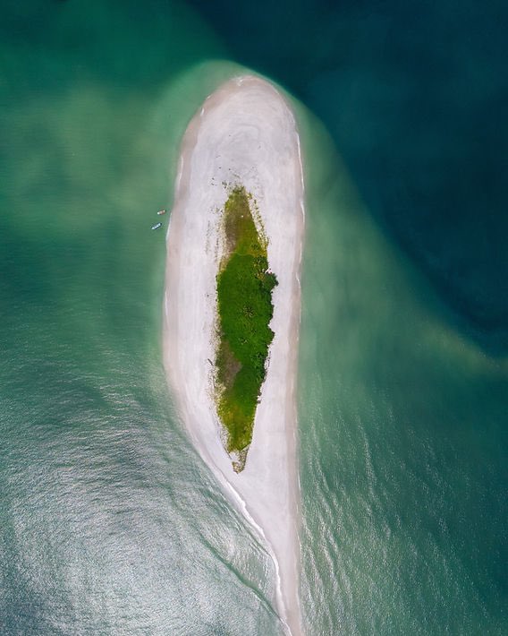 {GABON🇬🇦}

La CIJ a tranché : les îles Mbanié, Corisco et Ponga reviennent à la Guinée équatoriale. La “Convention de Bata” invoquée par le Gabon est rejetée. Seuls les titres coloniaux de 1900 (France et Espagne) font foi. Malabo conserve la souveraineté. Libreville perd une