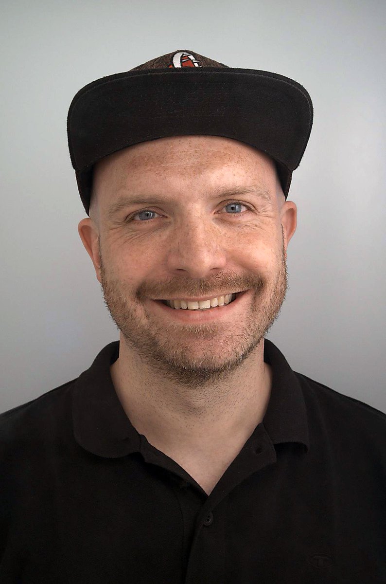DadnBass's tweet photo. Needed a press photo for my @openbeatz DJ contest application 🖤
Got my first official one &amp; updated my profile pic (bye logo 👋)
Which one do you like more – dark gray or white background?
I’m team dark mode😅

#DJContest #OpenBeatz #PressPhoto #DJLife #HouseMusic  #TwitchDJ https://t.co/8glYxMg7i0
