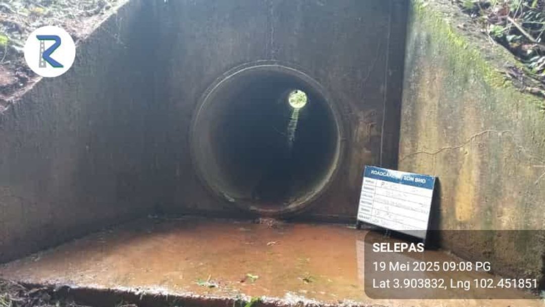 Kerja penyenggaraan rutin R05 - membersihkan pembetong di laluan FT0064, Seksyen 76.39, Daerah Jerantut, Pahang
<a href="/JKRJERANTUT/">JKR Jerantut</a> 
<a href="/JKRPAHANG/">JKR PAHANG</a> 
<a href="/ZTTCSFJ/">ZTT CSFJ</a> 
<a href="/CSFJ_JKR/">Cawangan Senggara Fasiliti Jalan (CSFJ)</a> 
<a href="/IPJKR_Official/">JKR Malaysia Rasmi</a> 
<a href="/moworksmy/">Kementerian Kerja Raya Malaysia</a> 
<a href="/ahmadmaslan/">DS Dr Ahmad b Maslan</a> 
<a href="/AlexNantaLinggi/">Alexander Nanta Linggi</a>