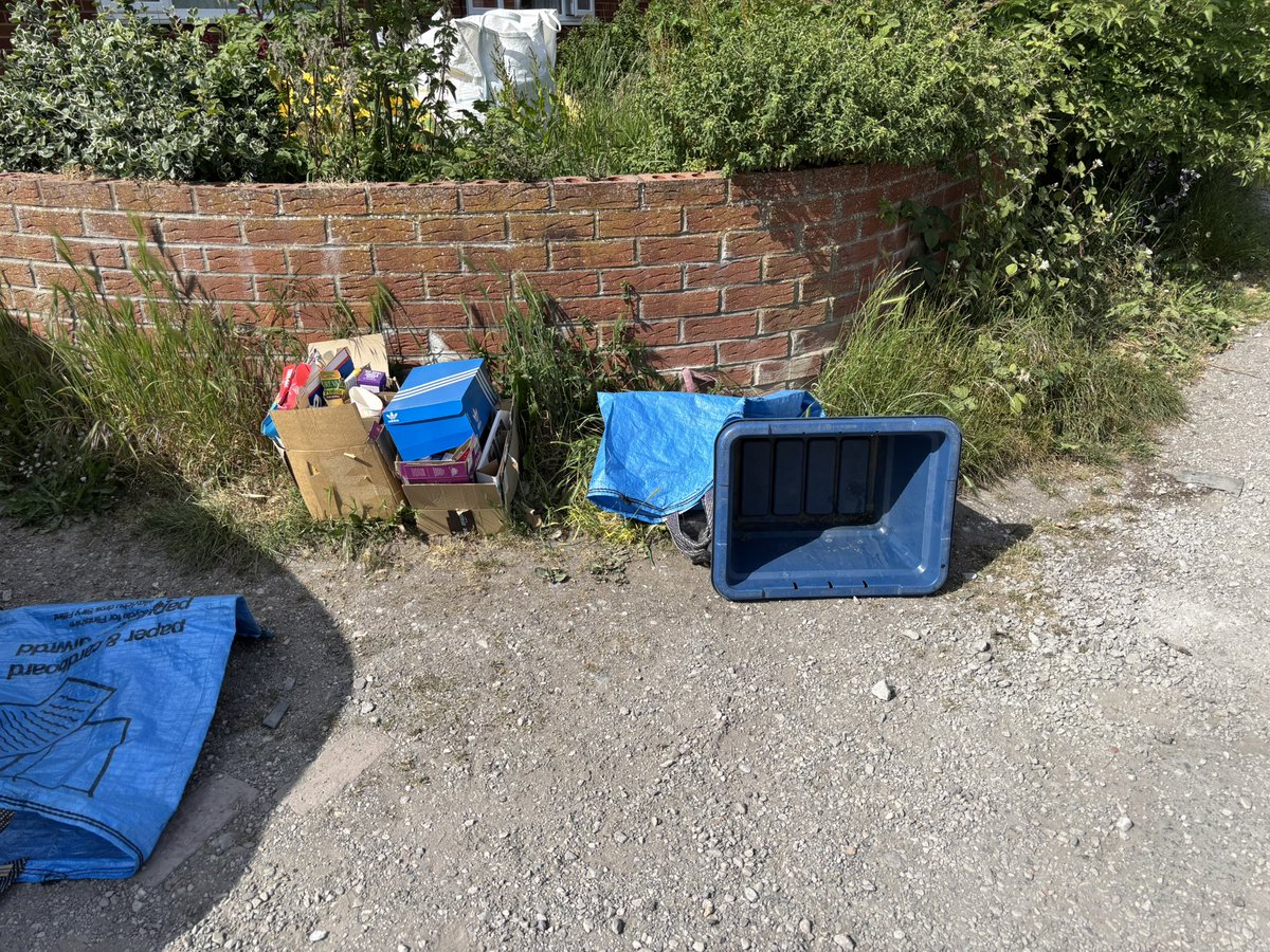 GriffithsMat's tweet photo. @FlintshireCC So your binmen have been and collected after missing two weeks but have left the extra cardboard that wouldn’t fit in the bag. What are we supposed to do with this when you’ve missed two weeks collection? https://t.co/xyhF43uxoE