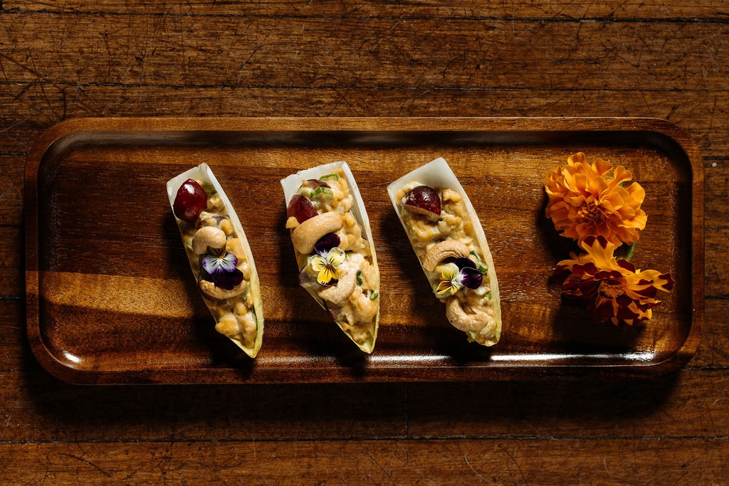 𝑪𝒉𝒊𝒄𝒌𝒑𝒆𝒂 𝑺𝒂𝒍𝒂𝒅 𝑬𝒏𝒅𝒊𝒗𝒆 🥗✨

A creamy chickpea salad packed with flavor, nestled in a crisp endive leaf. Topped with crunchy cashews and fresh dill for the perfect balance of textures! 🥒🌿