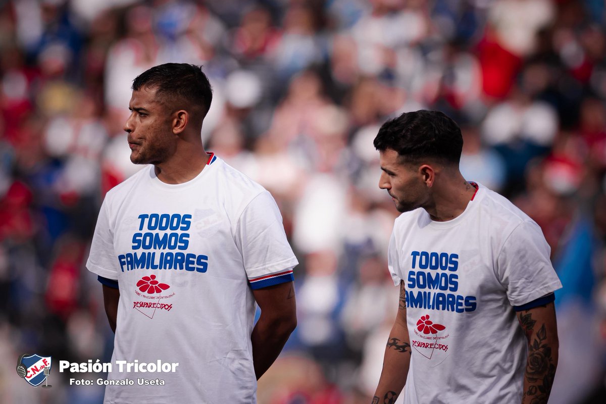 PasionTricolor1's tweet photo. "TODOS SOMOS FAMILIARES" 

Dividió aguas:  hay hinchas y socios se sintieron identificados con la postura de los jugadores y parte de la hinchada, otros cuestionaron no se respetó el estatuto. 

¿La directiva? Sacará un comunicado que no fue algo institucional. https://t.co/Lqj7E3ruJg