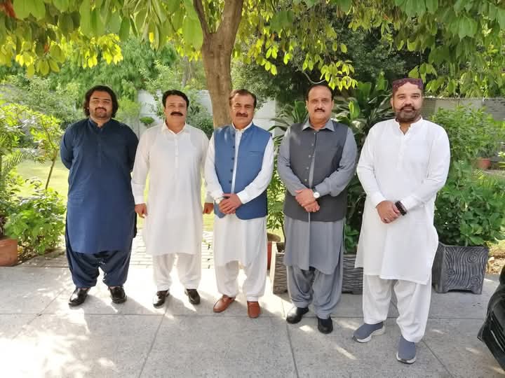 #لاہور۔۔!!!
سابق وزیر اعلی پنجاب
سردار عثمان خان بزدار
سردار میر بادشاہ خان قیصرانی
سردار شائق گورچانی
سردار بہادر خان لنڈ
سردار احمد علی دریشک کی ملاقات ❤️