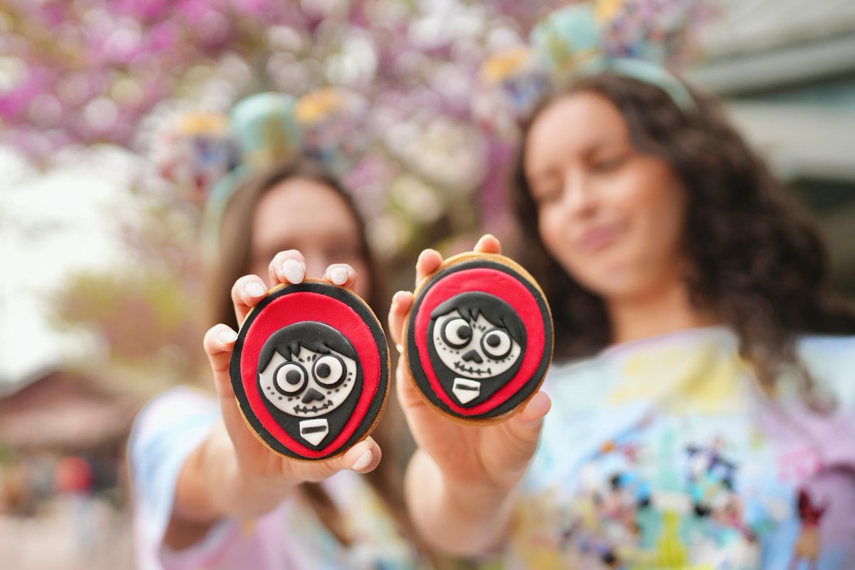 DisneyParks's tweet photo. Today’s headliner? The all-new foodie guide for Disney Music Festival at Disneyland Paris! 🍽️🎸 https://t.co/3fbWDc6Ph5 https://t.co/8hEJ5qeMX7