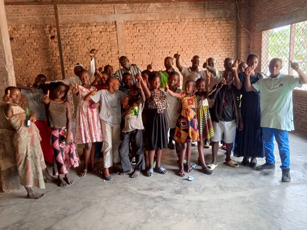 KithubNews's tweet image. Mobile Street Code Club – UMUGENZI TECH : Apporter le Code, l’Espoir et des Opportunités à Chaque Enfant
Ce week-end, nous, à KIT – Digital Innovation HUB, avons lancé le Mobile Street Code Club au centre Enfants Soleils,  #MobileStreetCodeClub #Burundi #InclusionNumérique