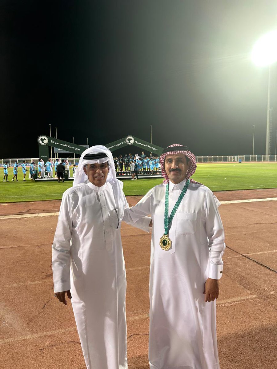 في خضم الاحتفال المميز بالفئات السنية بنادي الأخدود كان للمبادرات الراقية نصيب حيث حظيت بتكريم خاص من أخي الغالي الحكم والمقيم الدولي الاستاذ / عويضه منصور الذي فاجأني بإهدائي جائزته . خالص إمتناني وتقديري لأحد رموز رياضة المنطقة 🎩. 

نختلف في الميول وتجمعنا (نجران ) 💙🖤❤️💛💚