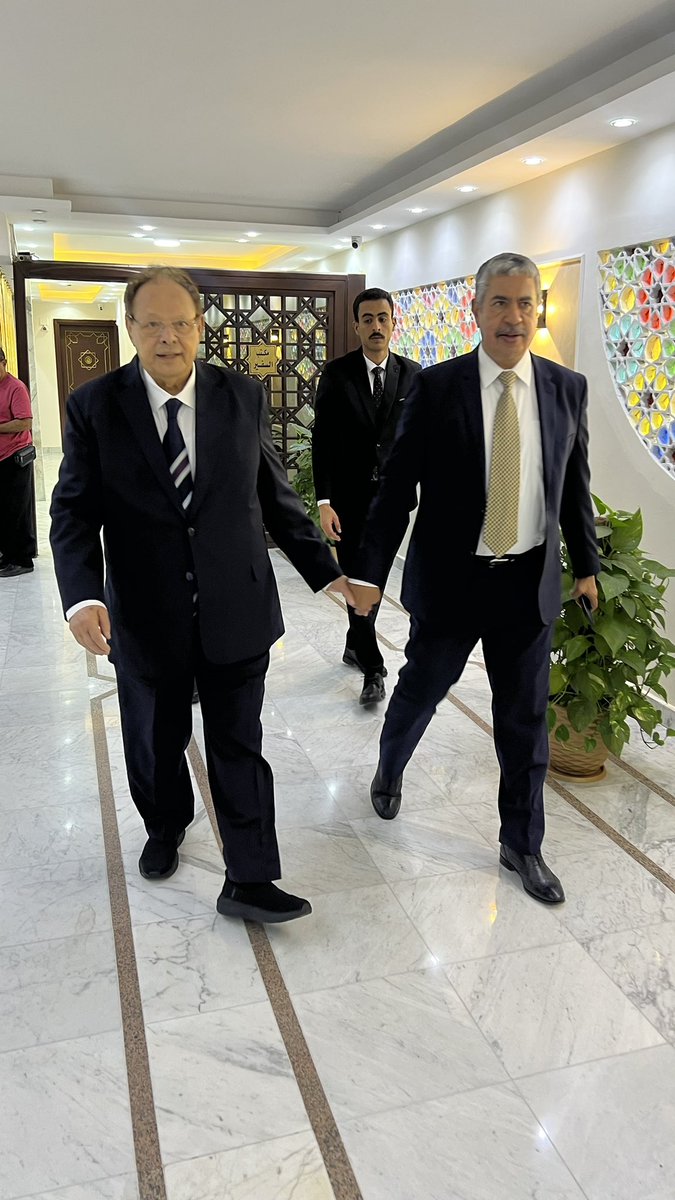 تشرفنا اليوم بزيارة فخامة الرئيس علي ناصر محمد، رئيس جمهورية اليمن الديمقراطية الشعبية سابقاً، إلى مبنى سفارة الجمهورية اليمنية في القاهرة ، وحديث شيق في التاريخ، وقراءة للحاضر، واستشراف للمستقبل، ما أحوجنا اليوم من اخذ العِبر لتنعم أجيال الوطن بالأمن والإستقرار.
#بحاح