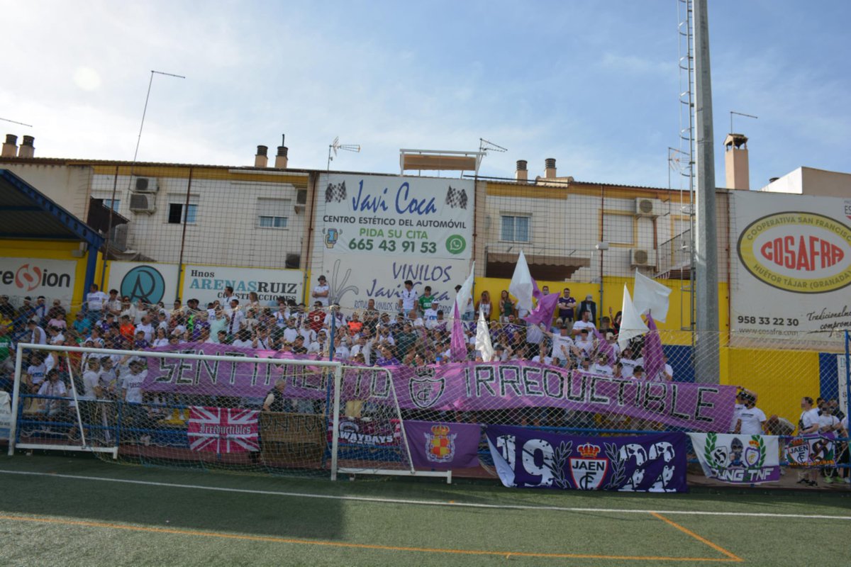 La afición volvió a responder como siempre y esto solo acaba de empezar.

El sentimiento por este escudo sigue siendo irreductible.

Gracias a toda la afición por colaborar desplegando la pancarta y animar juntos todo el partido.

Huétor Tájar - Real Jaén

(Fotos Mario pastor)