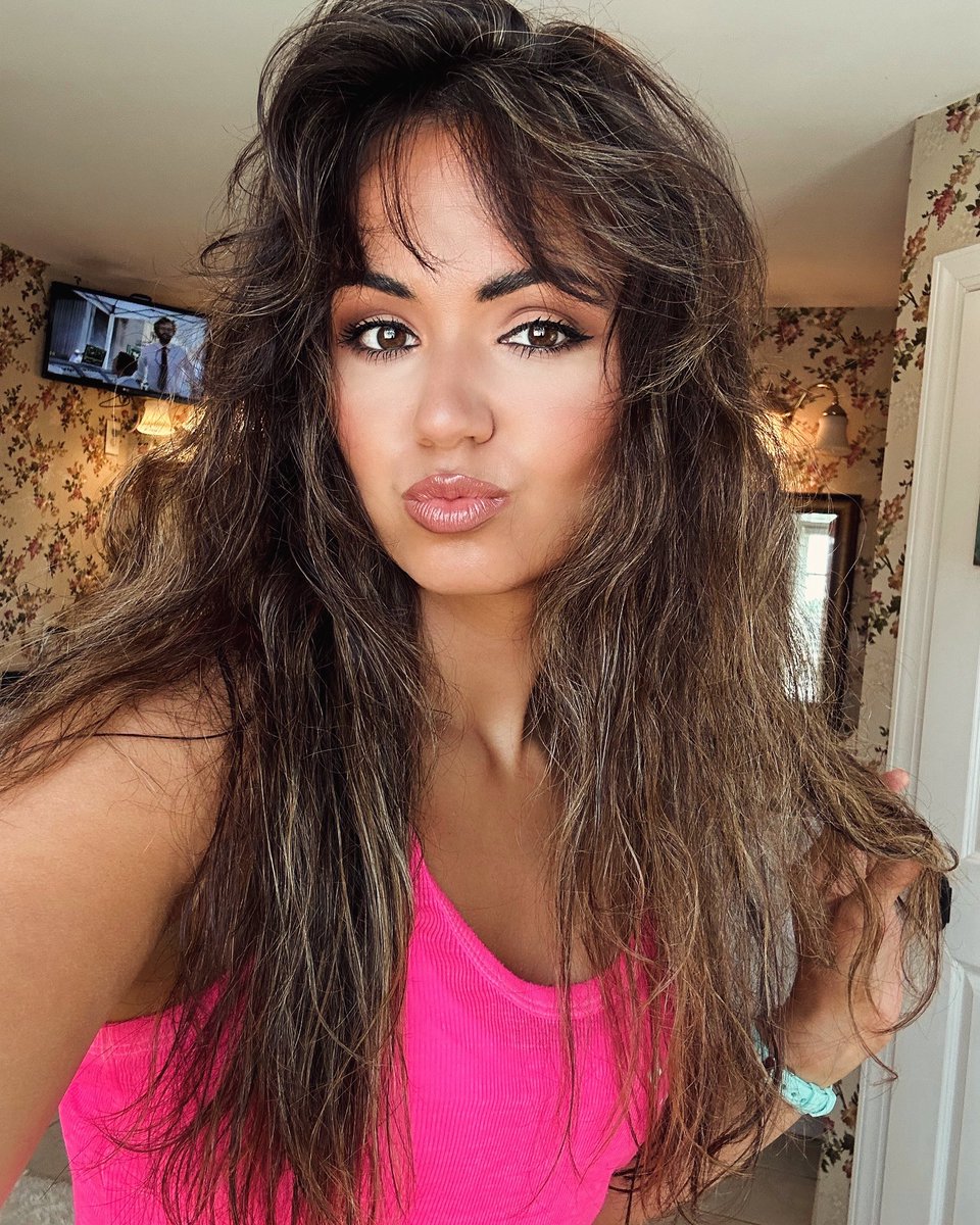 Can we make beach wave Monday a thing?  Day 1 of the “Driving East” music video shoot is underway! 

#drivingeast #beachwave #countrymusic #wavyhairdontcare #beachhair