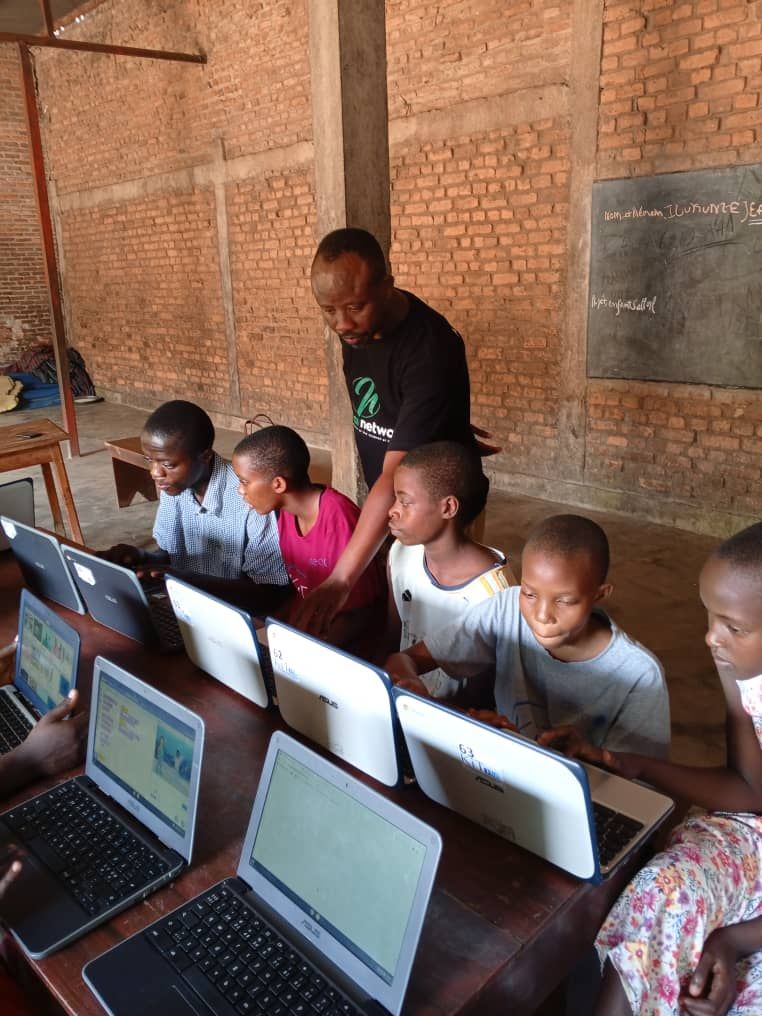 KithubNews's tweet image. Mobile Street Code Club – UMUGENZI TECH : Apporter le Code, l’Espoir et des Opportunités à Chaque Enfant
Ce week-end, nous, à KIT – Digital Innovation HUB, avons lancé le Mobile Street Code Club au centre Enfants Soleils,  #MobileStreetCodeClub #Burundi #InclusionNumérique