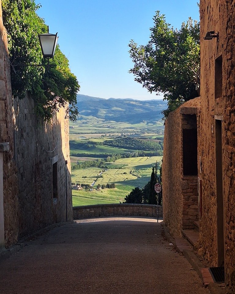 Comune della Città di Pienza (@cittapienza) on Twitter photo 📺 Oggi, 19/05, alle 21.10 su <a href="/RaiStoria/">Rai Storia</a> andrà in onda "Il Papa e l'Architetto. L'Ideale in Castro e #Pienza", realizzata con la collaborazione di questa amm. ne.
Repliche:
• 20/05 alle ore 9.23;
• 21/05 alle ore 06.37;
• 22/05 ore 23.03.
#Valdorcia
#Toscana
#Documentario 📺 Oggi, 19/05, alle 21.10 su <a href="/RaiStoria/">Rai Storia</a> andrà in onda "Il Papa e l'Architetto. L'Ideale in Castro e #Pienza", realizzata con la collaborazione di questa amm. ne.
Repliche:
• 20/05 alle ore 9.23;
• 21/05 alle ore 06.37;
• 22/05 ore 23.03.
#Valdorcia
#Toscana
#Documentario