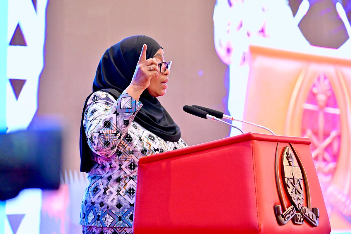 ikulumawasliano's tweet photo. Rais wa Jamhuri ya Muungano wa Tanzania, Mhe. Dkt. Samia Suluhu Hassan akizungumza na viongozi pamoja na wageni mbalimbali kwenye hafla ya uzinduzi wa Sera ya Mambo ya Nje ya mwaka 2001 Toleo la Mwaka 2024 katika Kituo cha Mikutano cha Kimataifa cha Julius Nyerere (JNICC) Jijini Dar es Salaam tarehe 19 Mei, 2025.