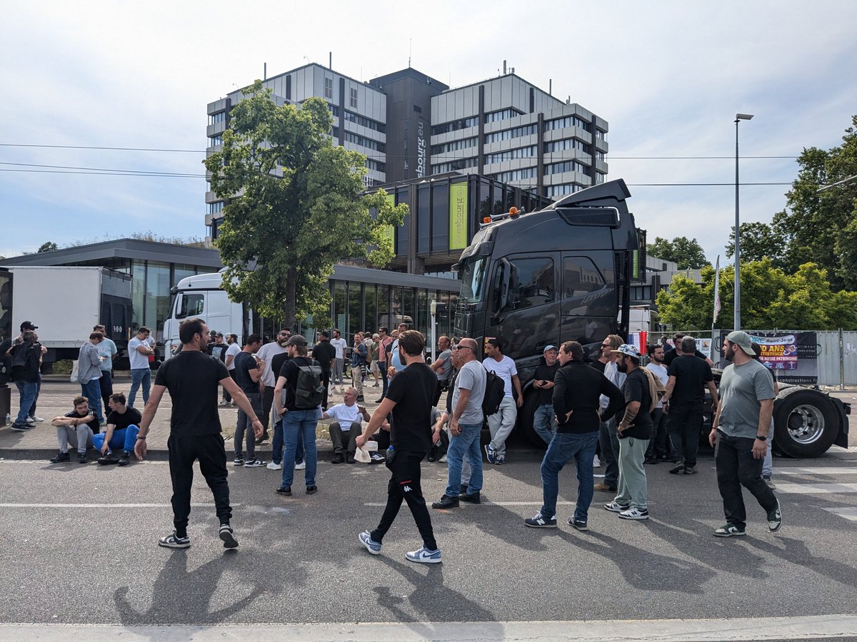 Au compte-goutte, les élus strasbourgeois rentrent dans le conseil municipal malgré le blocage des forains. La séance débutera à 18h.