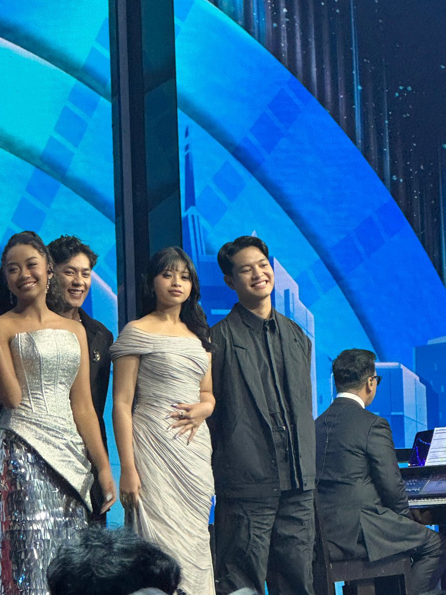 loffshakirra's tweet photo. GEMAAAASSSS
#ShakirraVier
#ShakirraVierAtRnRIdol
#Axelo https://t.co/elgugQo0CB