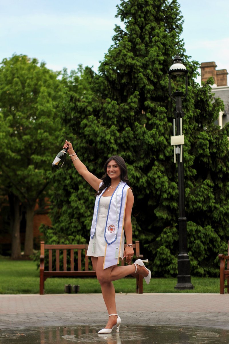 alesandralepera's tweet photo. Congratulations Vicky!!! We love you so much!!!👩🏻‍🎓👩🏻‍⚕️ 

-Mom, Mommom, Alessandra, Paul, Raelle, and Cori…..(And Pop🥹😇🌻)

#setonhall2025 @SetonHall https://t.co/Cd2H9ZwjyZ
