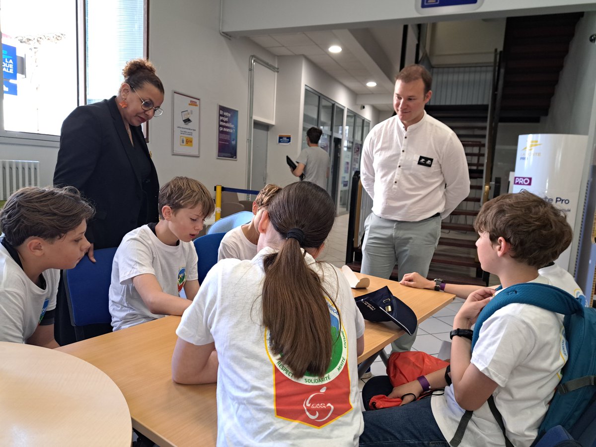 La Poste Groupe CVL (@lpnews_cvl) on Twitter photo 👧 280 enfants se sont rendus au bureau de poste de Bourges Louis XI, point d'étape du rallye citoyen <a href="/EducapCity/">Educap City</a>, organisé par <a href="/capsaaaparis/">CAPSAAA Paris</a>. #LaPoste est partenaire de ce parcours d'orientation, qui permet aux enfants de découvrir la ville où ils grandissent et se construisent. 👧 280 enfants se sont rendus au bureau de poste de Bourges Louis XI, point d'étape du rallye citoyen <a href="/EducapCity/">Educap City</a>, organisé par <a href="/capsaaaparis/">CAPSAAA Paris</a>. #LaPoste est partenaire de ce parcours d'orientation, qui permet aux enfants de découvrir la ville où ils grandissent et se construisent.