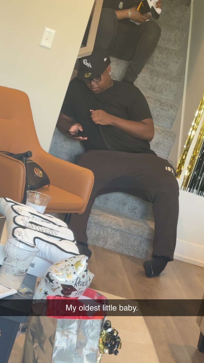 E4Everything__'s tweet image. Crazy this is the only pic of my big baby by himself. Looking just like his daddy. Nephew is headed to college. 🥹#issagraduate