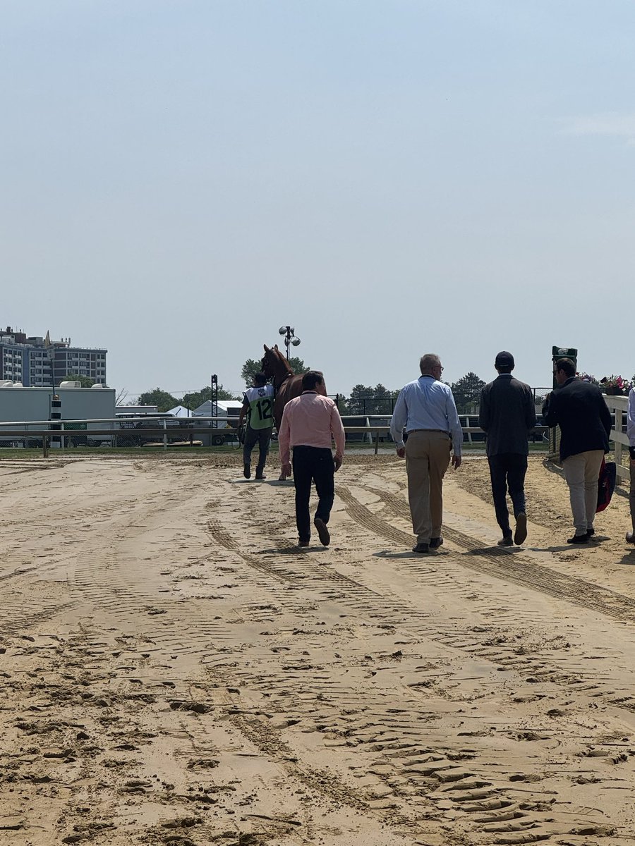 Thank you to Oscar Gonzales, Will Velie &amp; Julio Rubio  for organizing a tour of horse trainer H Graham Motion's operations for <a href="/RepAndyHarrisMD/">Rep. Andy Harris, MD</a> at Pimlico. Motion requests 26 H2B workers and keeps his horses at the Fair Hill Center in Harris' district!  
bloodhorse.com/horse-racing/a…