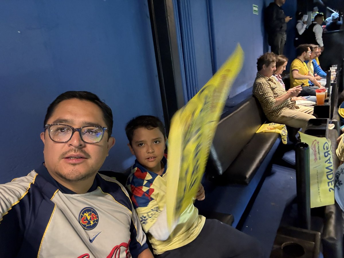 alexvazquez38's tweet image. Días podebanda… aquí les comparto cómo se escucha en el estadio, bajan el volumen de audio cuando va el coro de “quiero seeeer el aaaamor de aaaalma”… me encontré a Meme en el estadio con  su hijo que le va al Cruz Azul… la vida estadio dura, morro. #PoderosoVuelaAlto