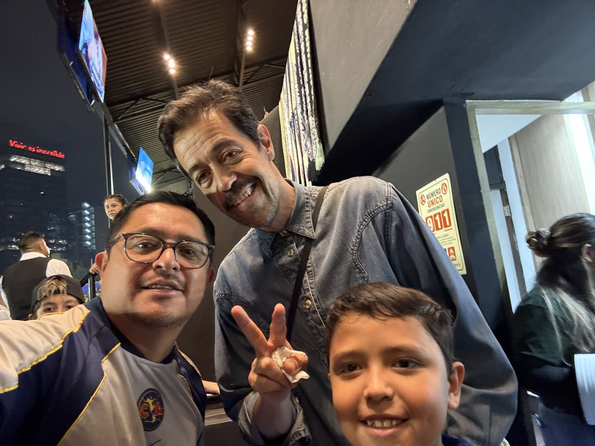 alexvazquez38's tweet image. Días podebanda… aquí les comparto cómo se escucha en el estadio, bajan el volumen de audio cuando va el coro de “quiero seeeer el aaaamor de aaaalma”… me encontré a Meme en el estadio con  su hijo que le va al Cruz Azul… la vida estadio dura, morro. #PoderosoVuelaAlto