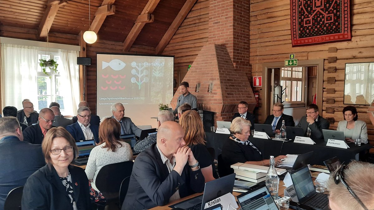 Hyvinvointikoordinaattori Antti Anttonen esitteli kunnanvaltuustolle Hollolan laajan hyvinvointikertomuksen 2021-2025. Hyvinvointikertomus löytyy täältä: bit.ly/4kaExRq