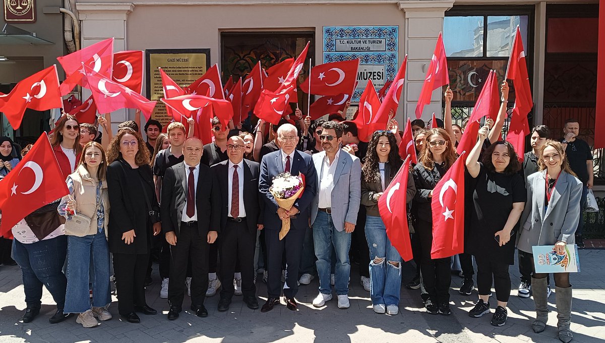 Tarihçi-Yazar Prof. Dr. Kaya Tuncer Çağlayan hocamız Gazi Müzesinde gençlerle buluştu.
“Atatürk ve Gençlik” konulu söyleşi ile bize düşen görevin Atatürk’ ün gösterdiği yolda ilerlemek olduğunu bir kez daha hatırlattı.

#GsbHepYanında