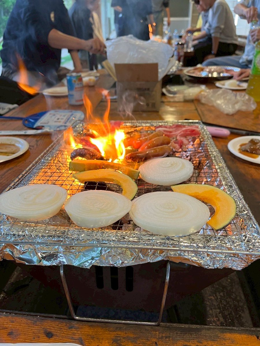 tottorimedtf's tweet photo. 🔥春イベント🍖

今年度は選手10名、マネージャー6名が入部してくれて、BBQやキャンプファイアで親睦を深めました！にぎやかな陸上部になりました😉 https://t.co/plMoy13DAR