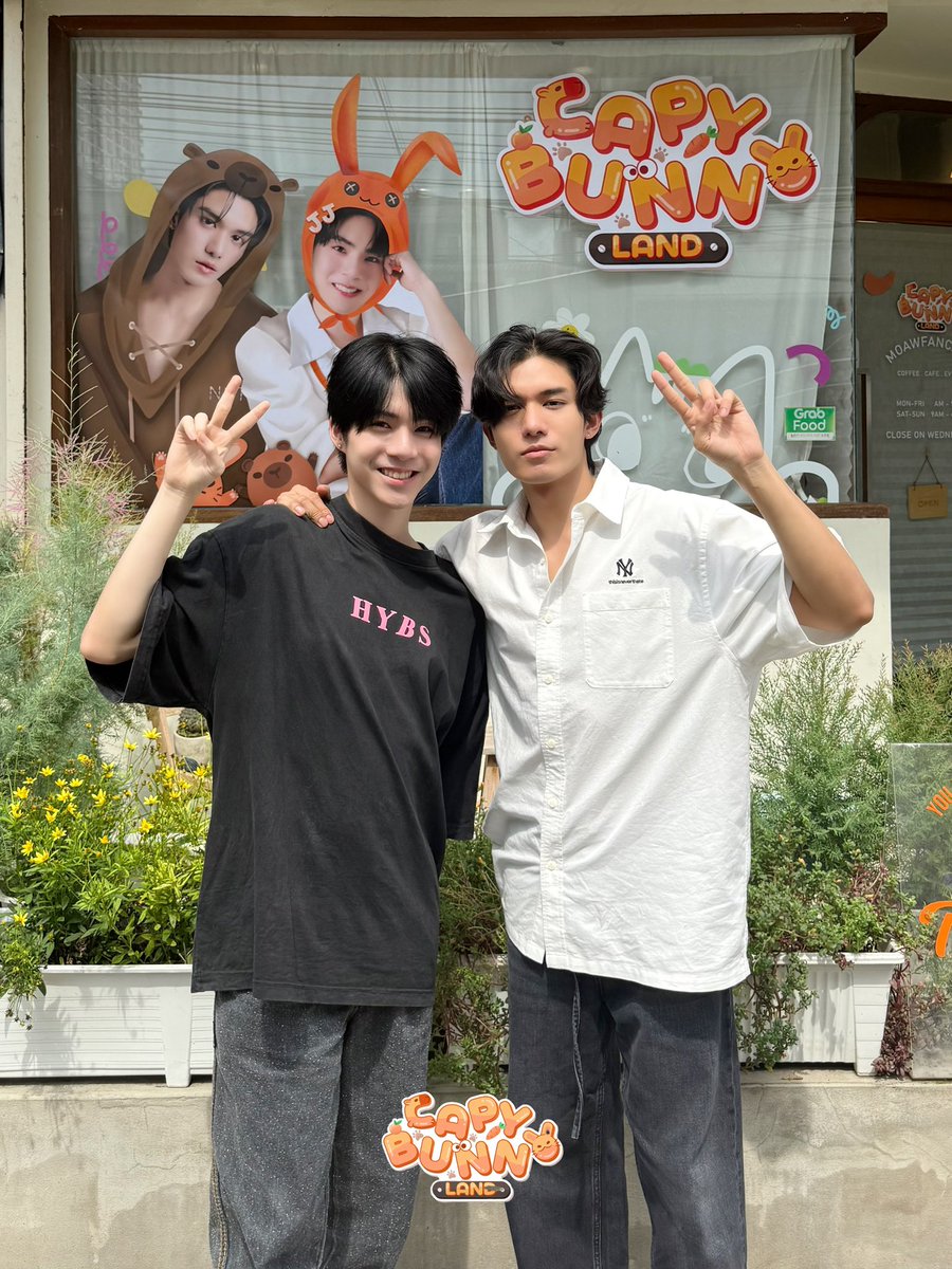 NetJJProject's tweet image. พี่คาปิแวะมาทักทายตอนดึกค่า  เหงามากเพราะไม่ต้องทำคาเฟ่แล้ว 🥲

มานึกขึ้นได้ว่ายังไม่ได้ present มุมต่างๆในคาเฟ่ให้แขก VVIP ฟังเลย พอดีว่าวันนั้นอากาศร้อนนิดหน่อย เกรงใจพี่ๆด้านนอกด้วย กลัวจะรอกันนาน 

เลยจะแวะมา proud to present ให้ฟังตรงนี้แทนนะคะ @netsiraphop @jj_rcp…