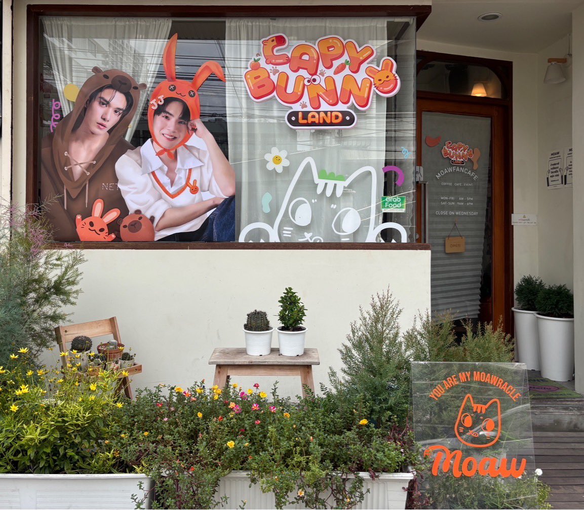 NetJJProject's tweet image. พี่คาปิแวะมาทักทายตอนดึกค่า  เหงามากเพราะไม่ต้องทำคาเฟ่แล้ว 🥲

มานึกขึ้นได้ว่ายังไม่ได้ present มุมต่างๆในคาเฟ่ให้แขก VVIP ฟังเลย พอดีว่าวันนั้นอากาศร้อนนิดหน่อย เกรงใจพี่ๆด้านนอกด้วย กลัวจะรอกันนาน 

เลยจะแวะมา proud to present ให้ฟังตรงนี้แทนนะคะ @netsiraphop @jj_rcp…