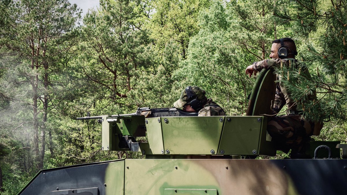 #MondayMotivation : C’est lundi et la compagnie de commandement de transmissions et de soutien d’aérocombat ne relâche rien. 💪

MAG58 en main, précision et rigueur en ligne de mire 🎯💥