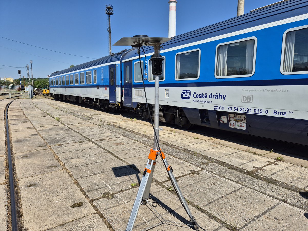 Měřením jsme ověřili, že operátoři plní závazky pokrytí dopravní sítě. Zprávy o výsledcích měření najdete zde:
ctu.gov.cz/mereni-pokryti…
ctu.gov.cz/mereni-pokryti…
Měřili jsme i signál uvnitř železničních vozů, kde může stále přetrvávat problém s útlumem daný konstrukcí vozů. Proto