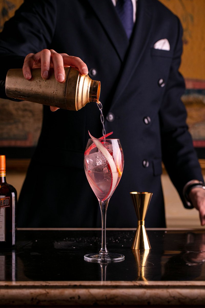 ProseccoDOC's tweet image. Whether you’re into timeless classics or looking to try something with a sparkling twist, we’ve got you covered.

Head to our website for cocktail recipes ranging from the iconic to the unexpected, all with a splash of #proseccodoc, of course