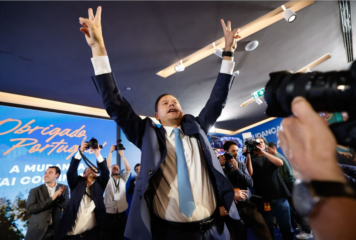 EditoRed Eurolatam (@editoredel) on Twitter photo 🇵🇹 Elecciones en Portugal: Chega empata con el PS y amenaza con convertirse en segunda fuerza. AD sube, pero sigue lejos de la mayoría.
Pedro Nuno Santos dimite y se abre una nueva etapa para la izquierda.
🗞️ Crónica de <a href="/JornalNoticias/">Jornal de Notícias</a>.
🖇️ editored.org/2025/05/19/ele… 🇵🇹 Elecciones en Portugal: Chega empata con el PS y amenaza con convertirse en segunda fuerza. AD sube, pero sigue lejos de la mayoría.
Pedro Nuno Santos dimite y se abre una nueva etapa para la izquierda.
🗞️ Crónica de <a href="/JornalNoticias/">Jornal de Notícias</a>.
🖇️ editored.org/2025/05/19/ele…