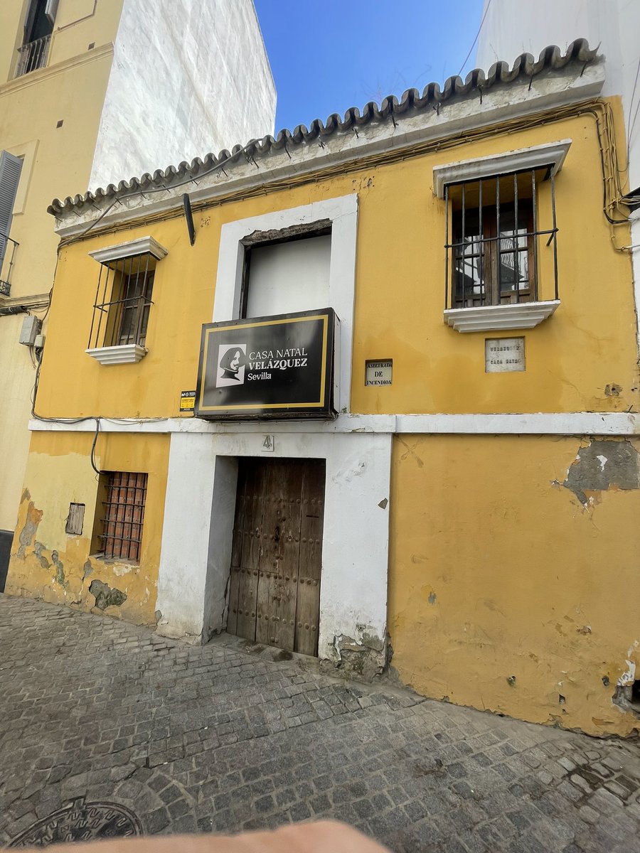 Quizás, en otra ciudad, la casa natal de uno de sus artistas mundialmente conocidos, no presentaría este lamentable aspecto de ruina y abandono.
Pero esto es #Sevilla y aquí hay que mamar.
La cultura del <a href="/Ayto_Sevilla/">Ayuntamiento de Sevilla</a> solo sabe de procesiones.
#Velazquez