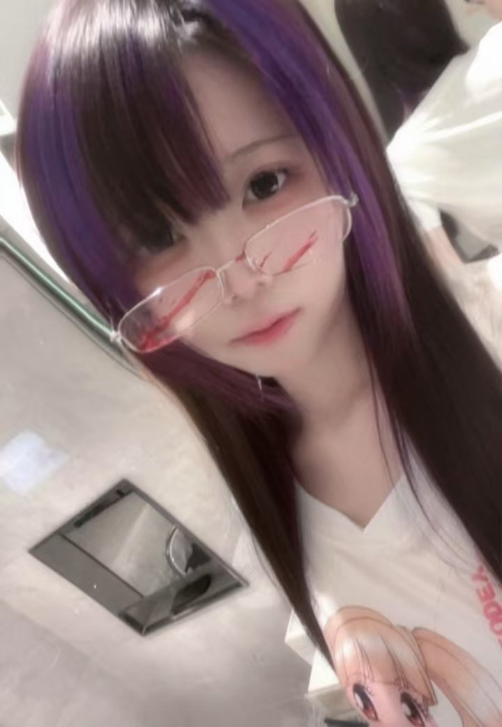 Hanbaga512's tweet photo. 一会可以拿我照片官宣 https://t.co/VThCmQPSxl