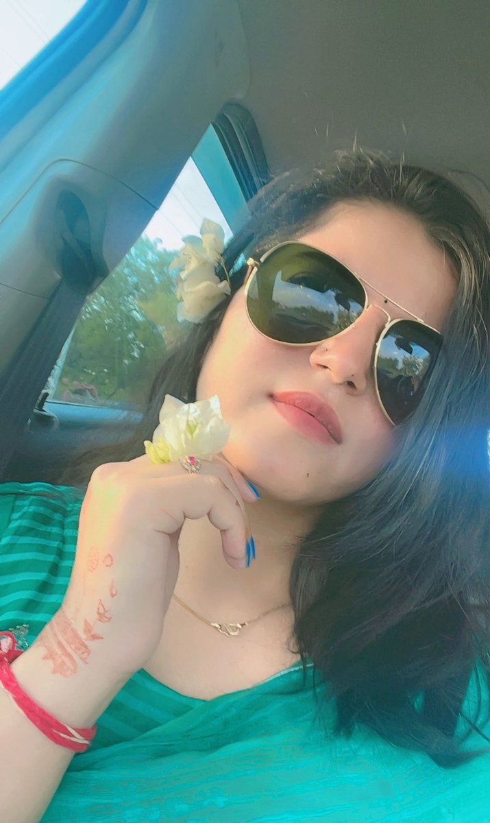कुछ खास नहीं इन हाथों की लकीरों में,

मगर तुम हो तो एक लकीर ही काफी है…...!!🌼🧡💫❤️🌟🫶🏻