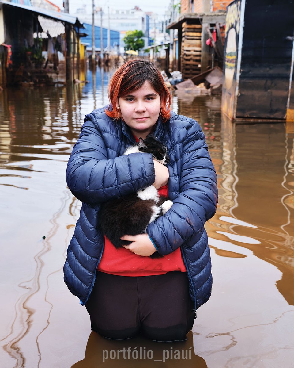 guifrodu's tweet photo. Submerged portraits
Essas fotos do Rio Grande do Sul são resultado extremamente potente do trampo de Anna Ortega com Gideon Mendel.
Ainda Submersos é um tapa na cara de um sistema que fecha os olhos para a emergencia climática 
Mais na @revistapiaui https://t.co/XV33HSpDPZ