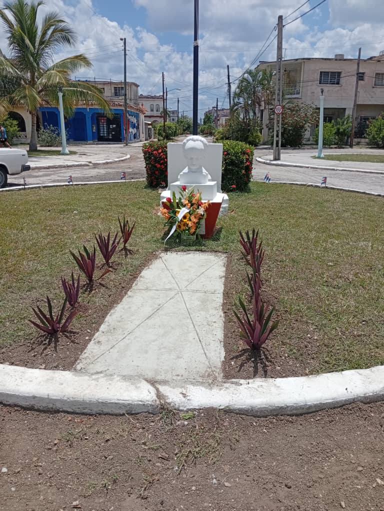 Sencillo acto brindaron los vecinos de la Circunscripción 40 de Santo Suárez en conmemoración a la caída en combate de nuestro Héroe Nacional. #marti, #trabajocomunitario
