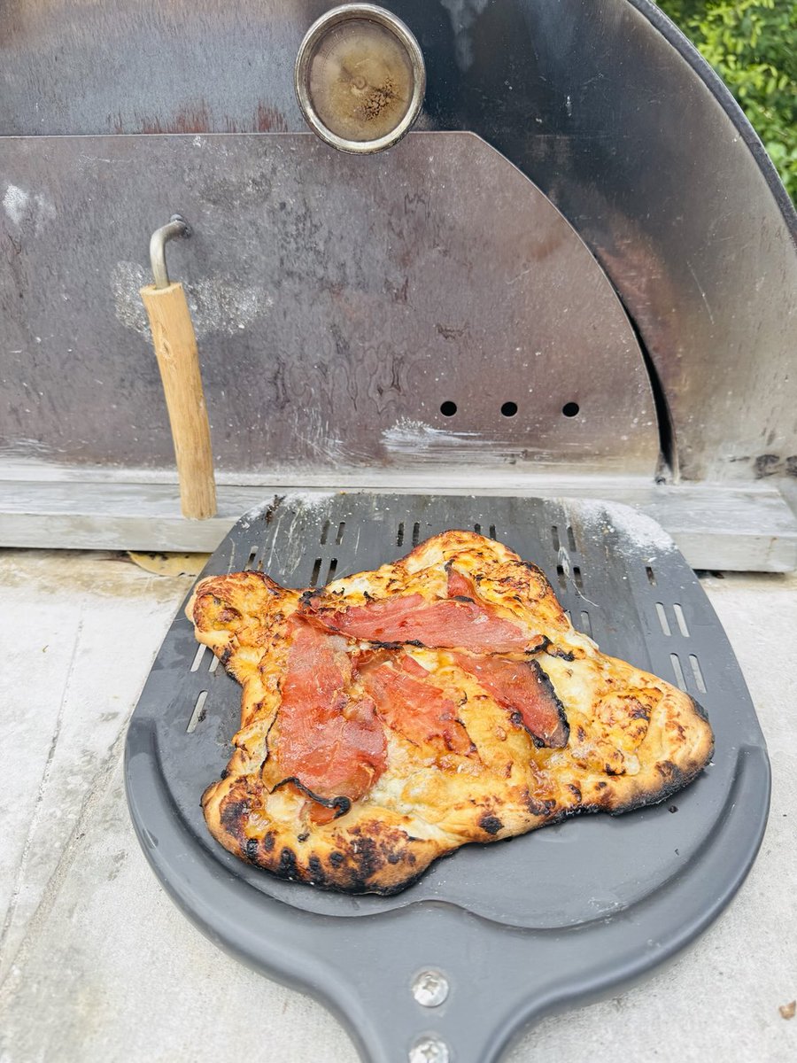 Jeamille24's tweet image. Last staff appreciation pizza party last night, I’ll miss these folks. Tried a new pizza: fig-Gorgonzola-prosciutto 😋