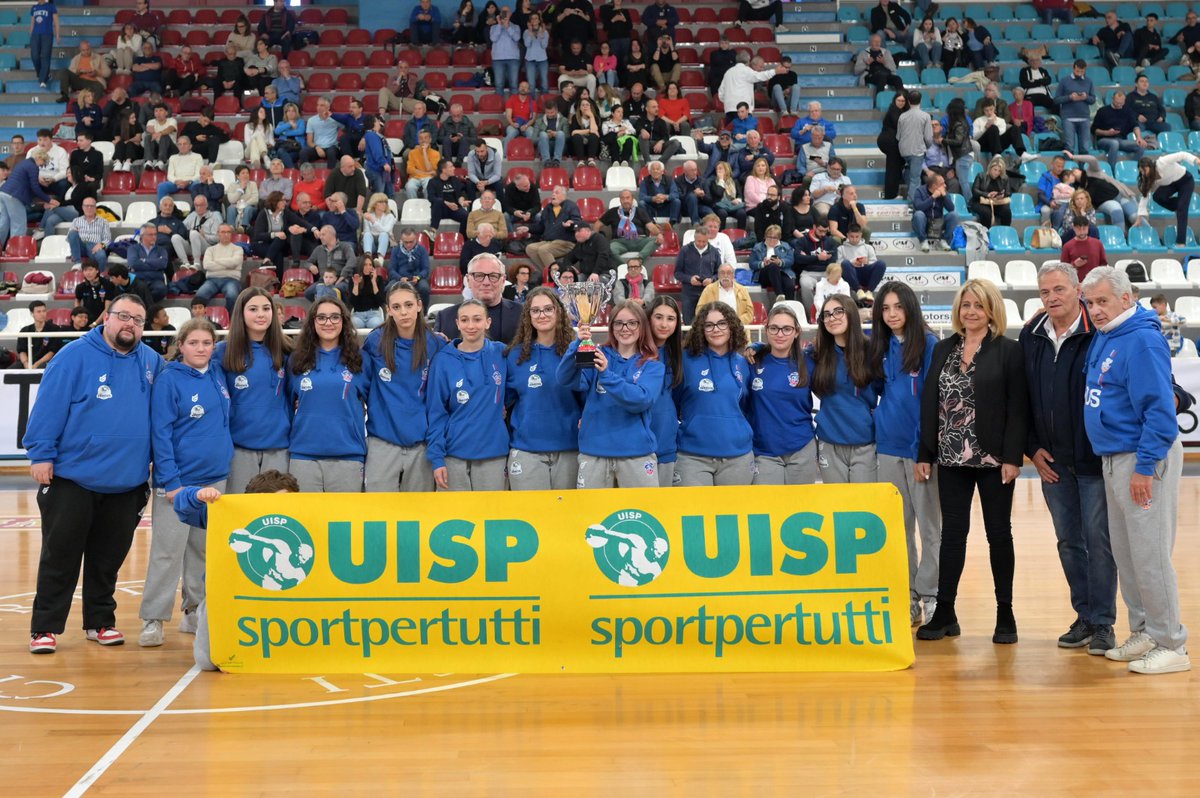 🏆La squadra di basket U15 NPC Sporthub RIETI femminile è stata premiata in occasione della partita di Campionato tra Npc vs Desio,  per aver vinto il Campionato UISP Lazio...
facebook.com/share/p/1FNzAp…