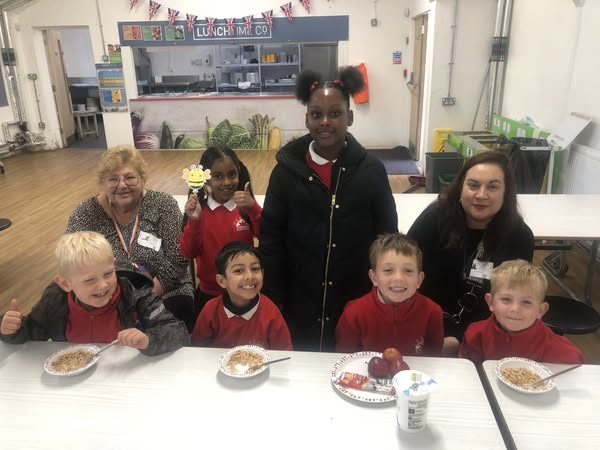 haringeycouncil's tweet image. Cabinet Members @ZenaBrabazon &amp;amp; @lmdasneves visited @EarlhampsN22 today to see the excellent work being done for our children by staff at a burgeoning #BreakfastClub.

It's fantastic to see kids get a nutritious, healthy meal in the morning - a great start to the school day! 🍎🥣