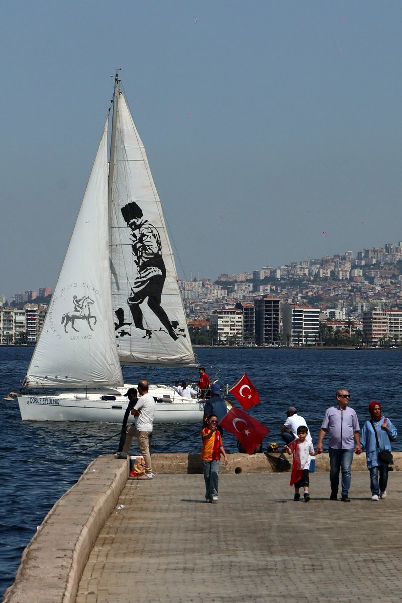 universitemDEU's tweet photo. 🇹🇷 19 Mayıs Atatürk’ü Anma, Gen��lik ve Spor Bayramı’nı İzmir Cumhuriyet Meydanı’nda ve İzmir Körfezi’nde gerçekleştirdiğimiz etkinliklerle coşkuyla kutladık.

🕺 #universitemDEU Folklor Araştırma Topluluğu (DFAT), Zeybek ve Artvin yöresine ait halk oyunlarıyla Cumhuriyet Meydanı'ndaki tören programına renk kattı.

🚢 Araştırma Üniversitemizin simge teknelerinden Dokuz Eylül 1982, 19 Mayıs’a özel olarak İzmir Körfezi’nde tur düzenleyerek bayram coşkusunu maviliklerle buluşturdu.

DEÜ ailesi olarak başta Gazi Mustafa Kemal Atatürk  olmak üzere tüm bağımsızlık kahramanlarımızı saygı ve minnetle anıyor; 19 Mayıs ruhunu yaşatan gençlerimize teşekkür ediyoruz.

#19Mayıs1919
