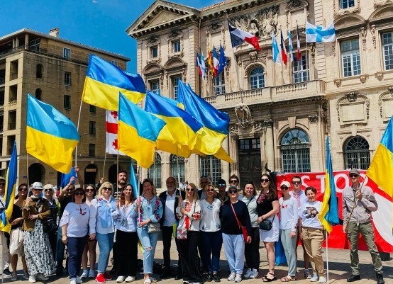 #marseille: rassemblés samedi au Vieux-Port avec les asso. franco-ukrainiennes. Le <a href="/MdpMouvement/">Mouvement des Progressistes</a> encore présent pour défendre une paix juste et durable face à l'envahisseur Poutine. J'étais accompagné par notre amie Ola et de Daniel Marée, notre co-référent pour Marseille.