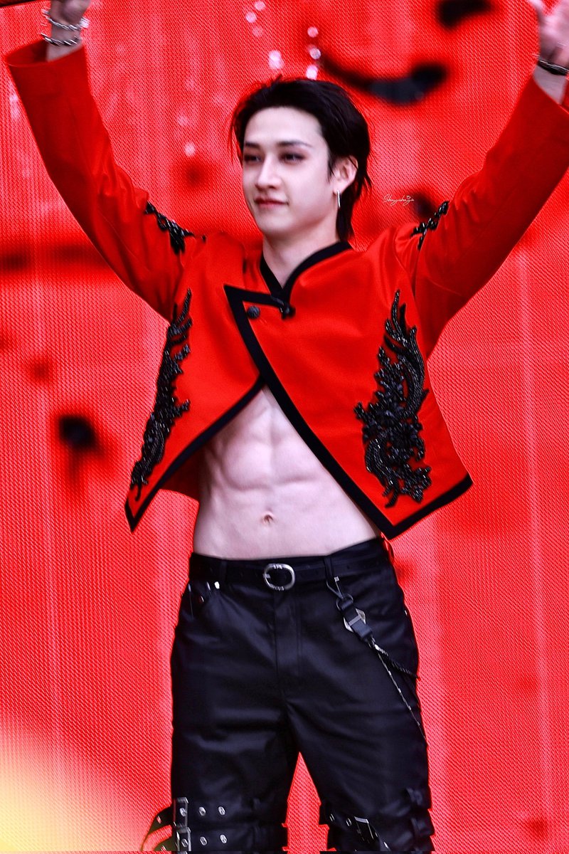 bangchan_robin's tweet photo. バンチャンさん大優勝🐺🖤 https://t.co/YrrDfftwAn