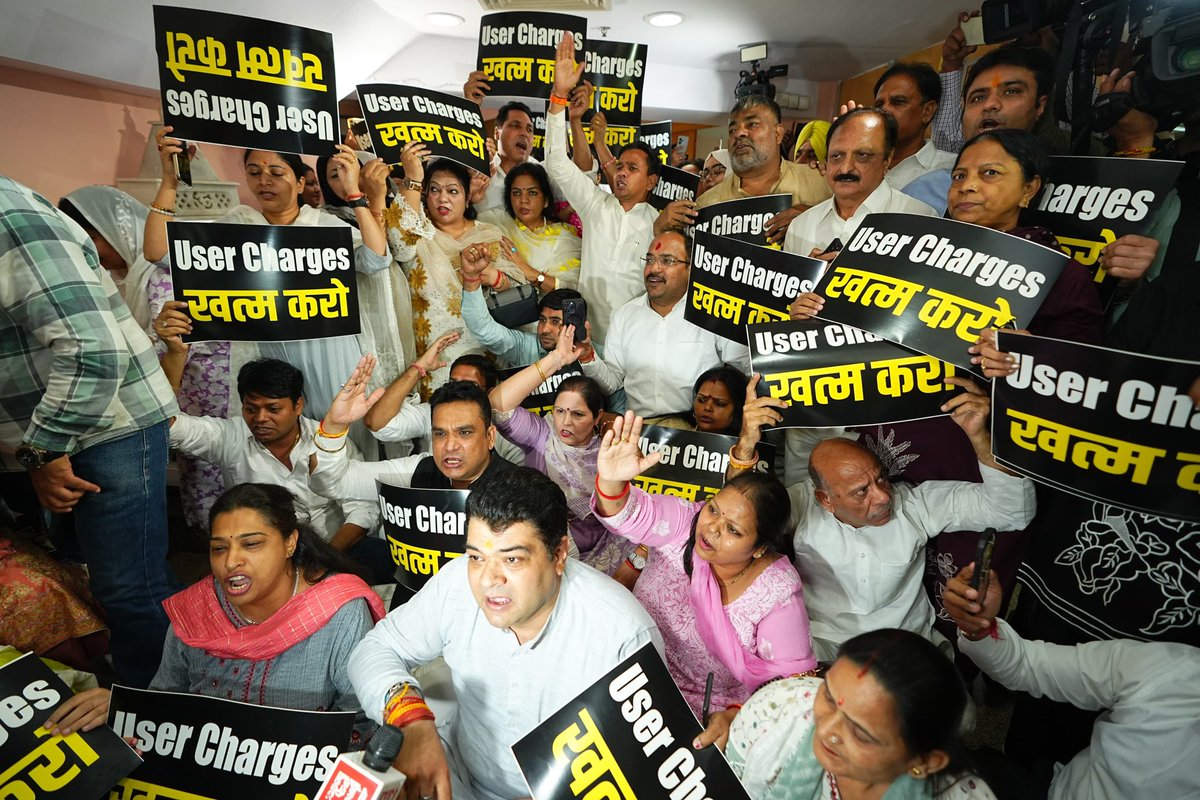 aapdimpleahuja's tweet photo. आम आदमी पार्टी के सभी पार्षदों ने भाजपा के MCD मेयर को मिलने के लिए कर दिया मजबूर 🔥

मेयर को आखिरकार मिलना ही पड़ा AAP के सभी पार्षदों से। AAP के सभी पार्षदों की एक ही मांग -दिल्ली की जनता के ऊपर से हटाओ यूज़र चार्ज ✅

#usercharges #civiccentre 
@ArvindKejriwal @Saurabh_MLAgk @AtishiAAP