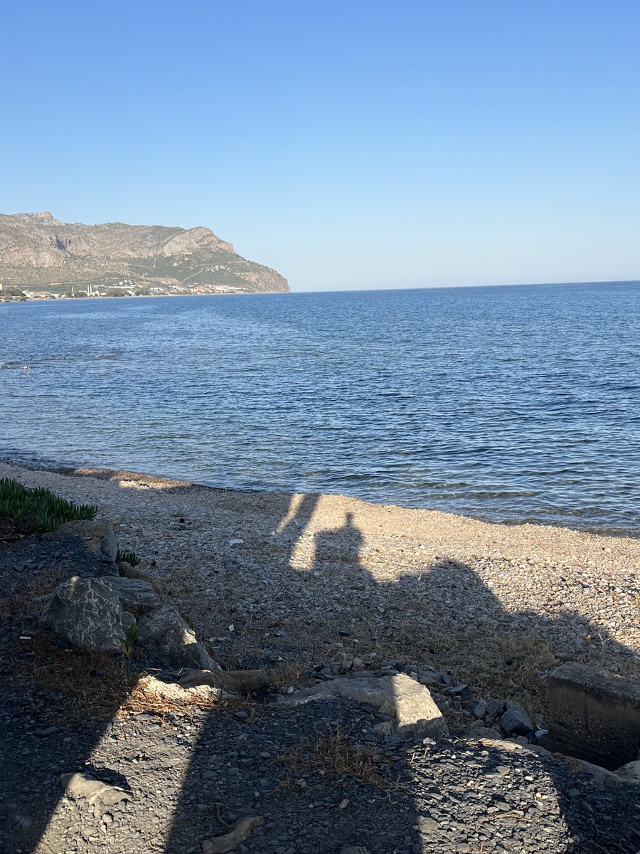 Bir yol kenarı . . 

Sen bilmezsin, sen bilmezsin
Haydan geldim, huya giderim. .