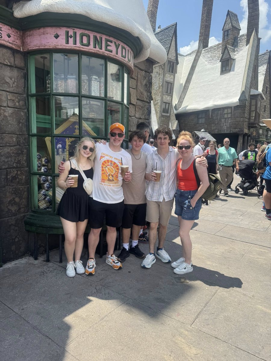 StoneHillNJ's tweet photo. Honored to have attended the 2025 Royal Blue Conference hosted by Penn Mutual earlier this month in beautiful Orlando, Florida!

This event celebrates top financial professionals and it was a privilege to be among such an inspiring group. Connecting with peers, sharing ideas and enjoying some down time with family made it all the more special. 

hashtag#stonehillfinancial hashtag#wealthmanagement hashtag#pennmutual hashtag#royalblueconference hashtag#financialprofessionals