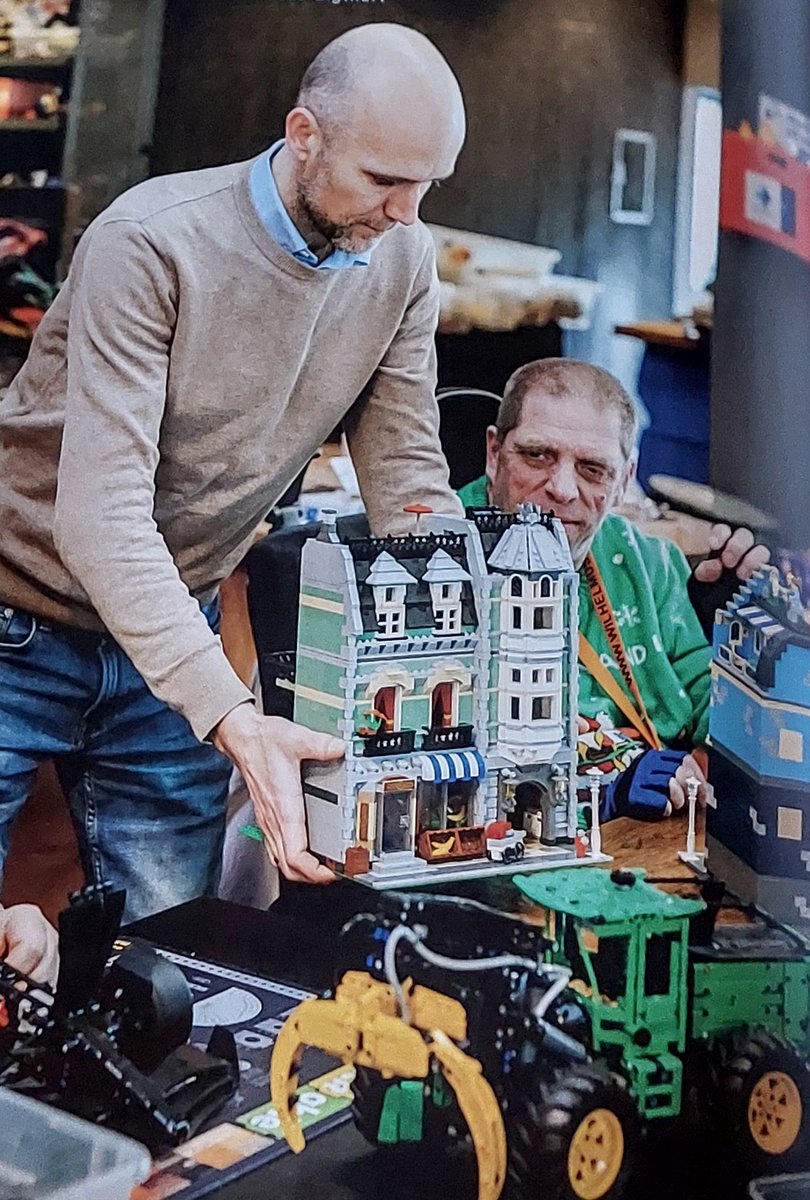 PjjJunior's tweet photo. Kanjer en positoof @BeertjeBrult als Bekende Sliedrechter in de #gezinsgids met het #Legoproject op de Kerkbuurt #Sliedrecht https://t.co/12lfJ9V3C7